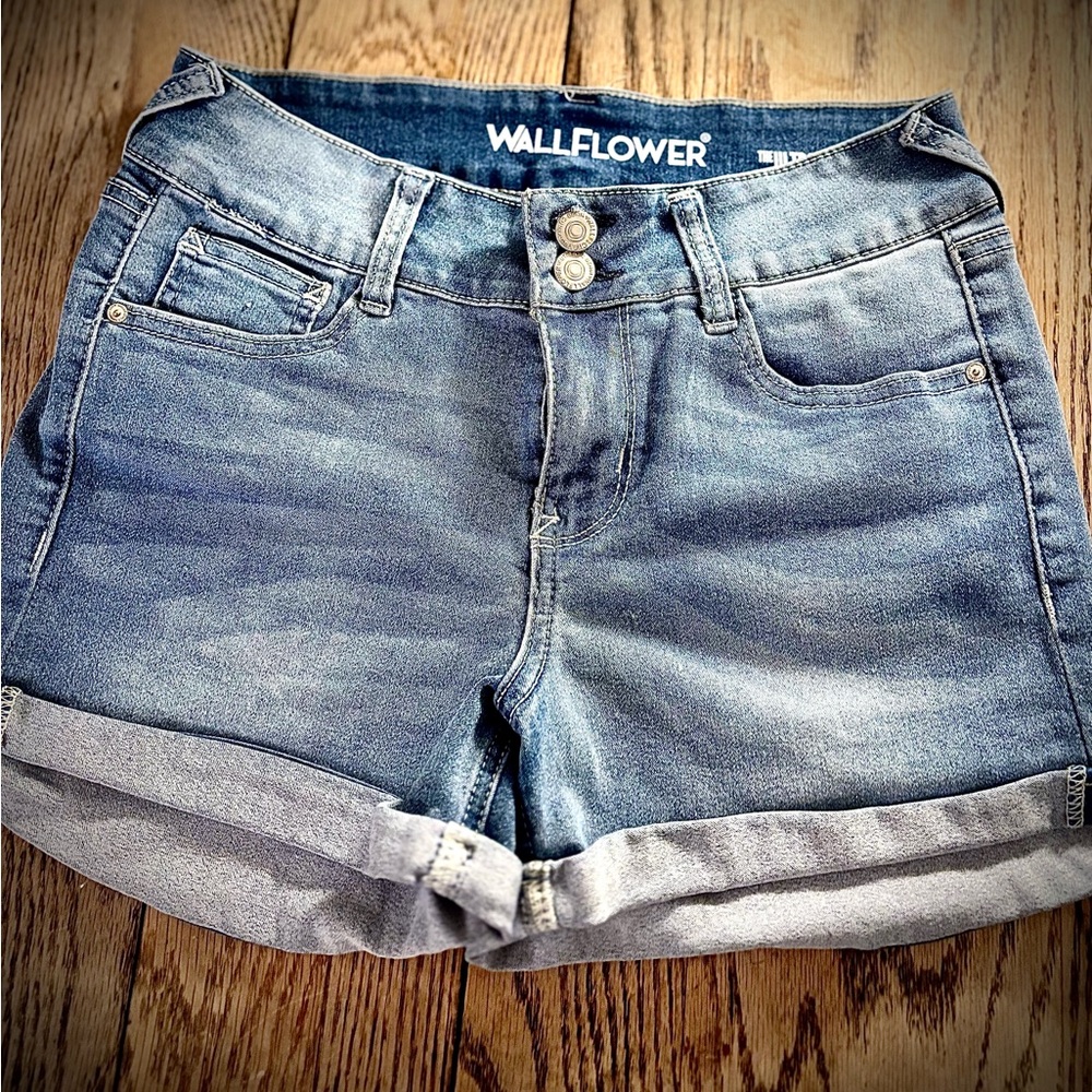 Wallflower Jean shorts. Size 9 25.00